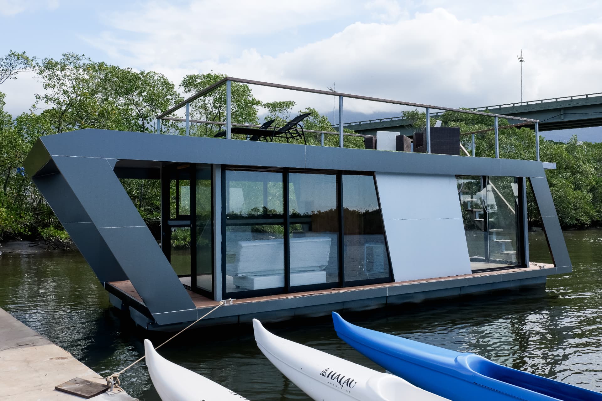 Boat House disponível para visita no Pier Club Bertioga