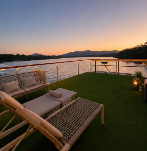 Rooftop da Float Yachts F10 ao pôr do sol