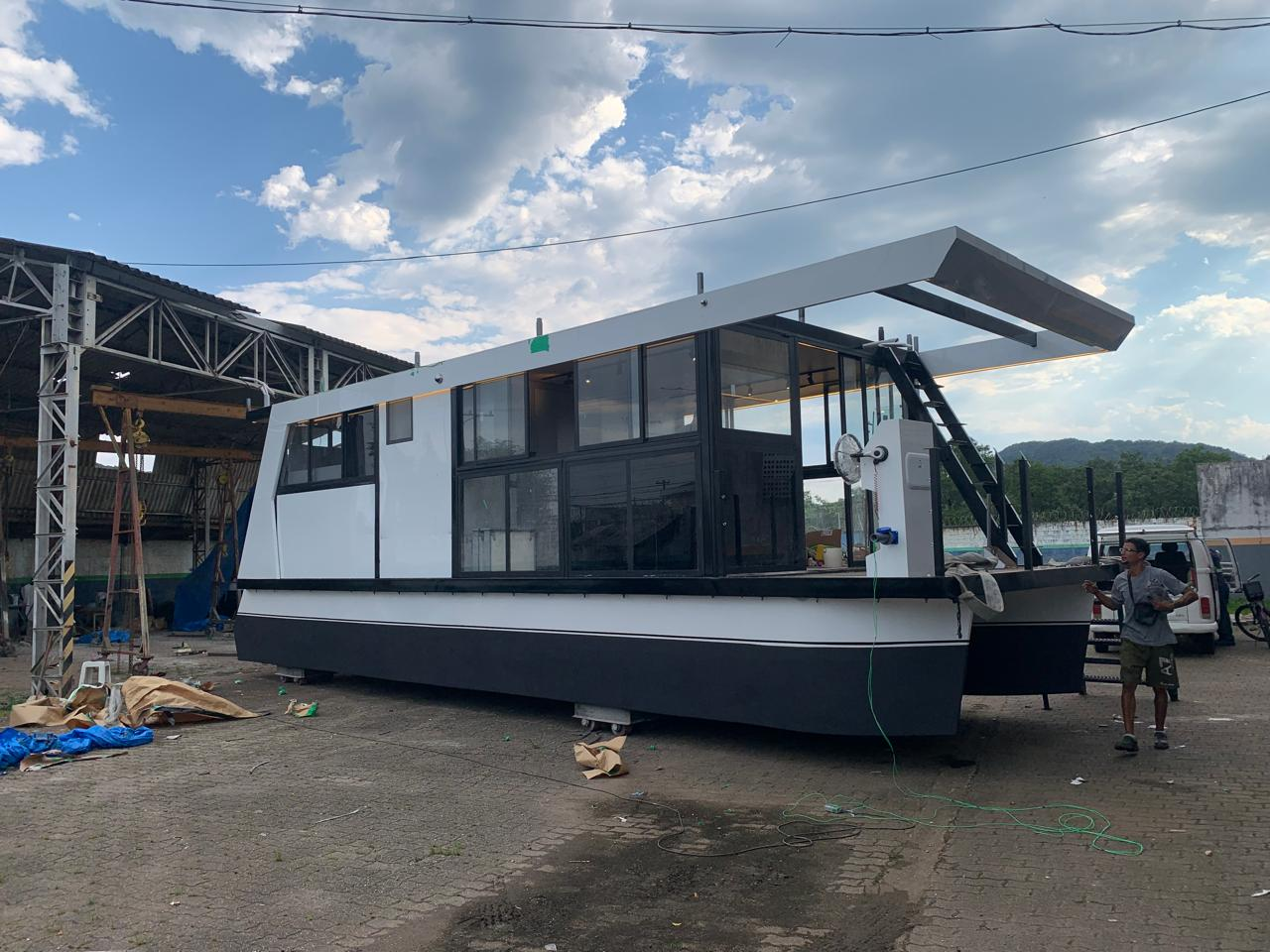 Vista lateral da Float Yachts F11 destacando o rooftop